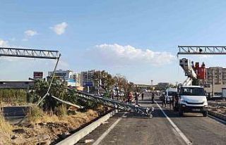 Diyarbakır’da damperi açık kamyon KGYS direğini...