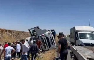 Diyarbakır’da kontrolden çıkan tır devrildi:...