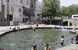 Diyarbakır’da sıcaktan bunalan çocuklar soluğu...
