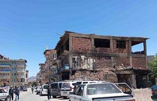 Doğanşehir’de ağır hasarlı binaların yıkımına...