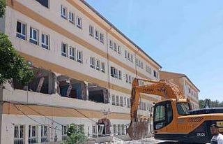 Doğanşehir’de hasarlı kamu binaları yıkılıyor