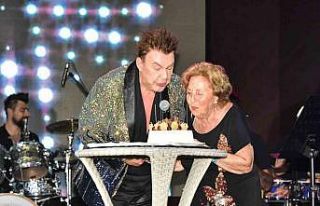 Doğum gününü sahnede annesiyle beraber kutladı