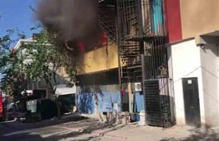 Dudullu’da 4 katlı iş yeri alev alev yandı