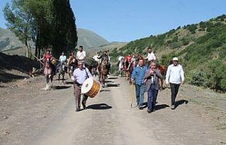 Düğünde hem halay çektiler hem de at binip cirit...