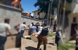 Düğüne geç kalanlara sulu ceza: Su dolu oluğa...
