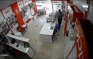 Dükkan sahibi namazdayken hırsız 55 bin lira değerindeki...