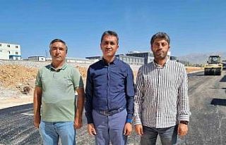 Dünya kayısı ticaret merkezinde asfaltlama çalışmaları...