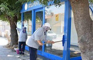 Duraklarda temizlik çalışmaları devam ediyor