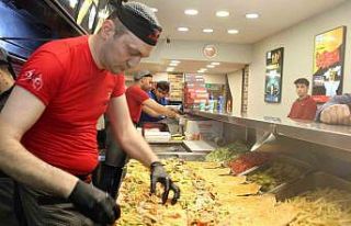 Dürüm hazırlarken ritim tutturduğu tabaklarla...