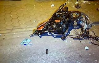 Duvara çarparak ikiye bölünen motosikletin sürücüsü...