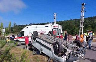 Düz yolda tepetaklak oldu: 5 yaralı