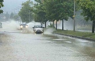 Düzce Akçakoca yolu sular altında kaldı
