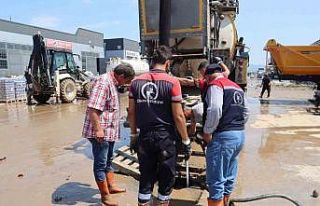 Düzce Belediyesi selin izlerini siliyor