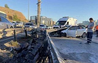 E-5 Karayolu’nda otomobil bariyere ok gibi saplandı:...