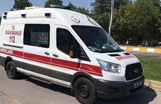 Edirne’de otomobille çarpışan motosikletli kurye...