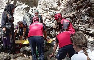 Edremit’te kayalıklardan düşen turistin yardımına...