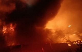 Edremit’te mobilya imalathanesinde çıkan yangın...