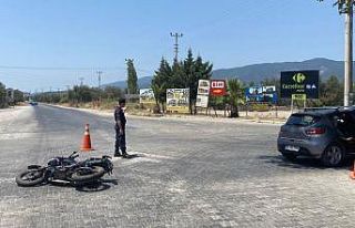 Edremit’te motosiklet otomobile çarptı: 2 yaralı