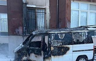 Edremit’te park halindeki minibüs yandı