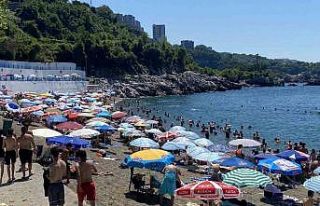 Ege sahillerini aratmadı, yüzlerce kişi halk plajına...