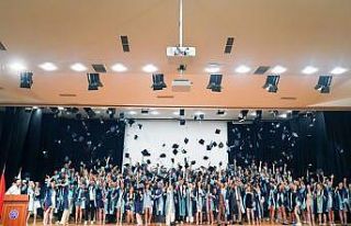 Egeli genç iletişimcilerin mezuniyet sevinci