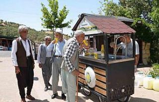 Eğil’de peygamber kabirlerini ziyarete gelen vatandaşa...