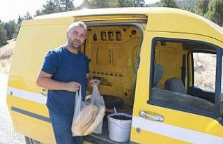 Ekmek parasını 7 köyün ekmeğini dağıtarak kazanıyor