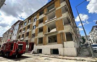 Elazığ’da ağır hasarlı binada korkutan yangın