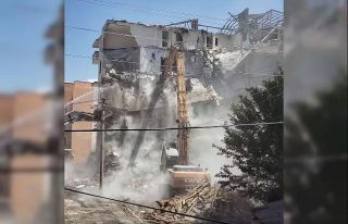 Elazığ’da ağır hasarlı binaların yıkımı...