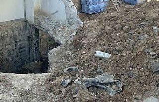 Elazığ’da göçük altında kalan işçi ekipler...