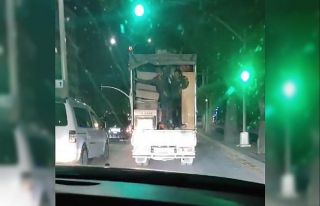 Elazığ’da kamyonet kasasında tehlikeli yolculuk