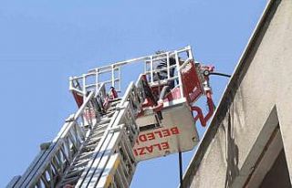 Elazığ’da metruk bina yangını