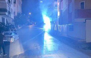 Elektrik panosu patladı, sokak aydınlandı