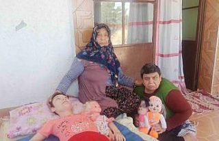 Eli öpülesi anne, engelli çocuklarına bebek gibi...