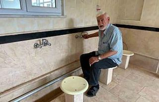 Ellerini kuruttuğu havluyla ayakkabısını sildi,...