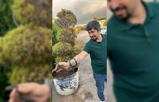 Elleriyle yakaladığı yılanı, ‘insanlardan uzak...