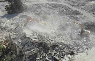 Enkaz kentte Afrika sıcağında zorlu yıkım