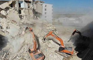 Enkaz kentte bayram tatilinin ardından iş makinası...