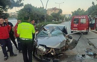 Erdek’ te araç orta refüje çarparak ters döndü:...