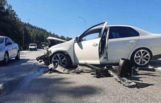 Eriyen asfalt kazaya sebep oldu