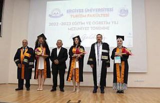 ERÜ Turizm Fakültesi’nde Mezuniyet Sevinci