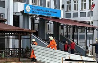 Erzincan’da fırtına ağaçları devirdi, çatıları...