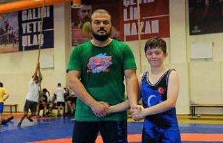 Erzincanlı güreşçi çıktığı ilk resmi maçta...