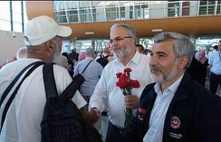 Erzincanlı hacılar havalimanında güllerle karşılandı