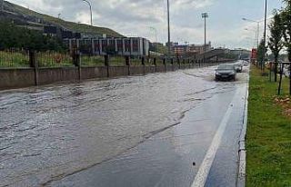 Erzurum’da sağanak yağmur hayatı felç etti