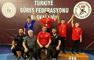 Erzurumlu güreşçiler madalyalarla döndü