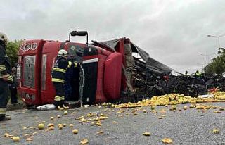 Eskişehir’de meyve yüklü kamyon yan yattı, meyveler...