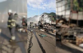 Ev eşyası taşıyan nakliye kamyonu küle döndü