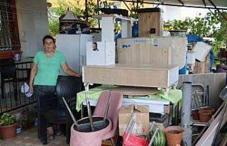 Ev sahibinin kiracısının eşyalarını boş tarlaya...