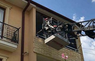 Evde kilitli kalan çocuk itfaiye ekiplerince kurtarıldı